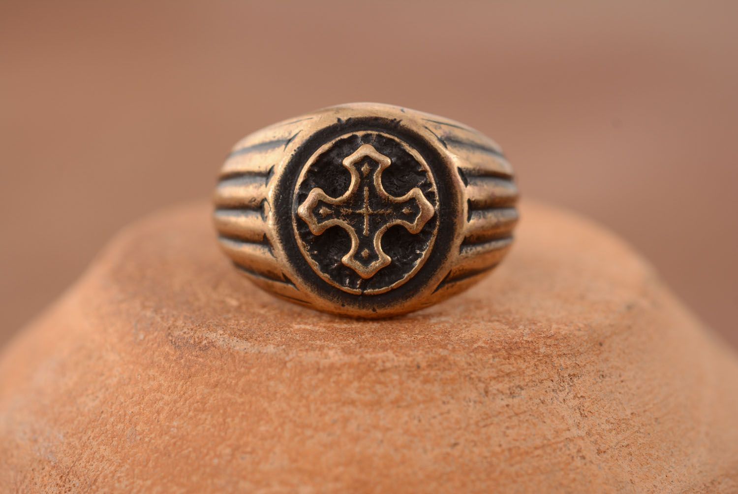 Бронзовое кольцо с кельтским крестом  фото 1