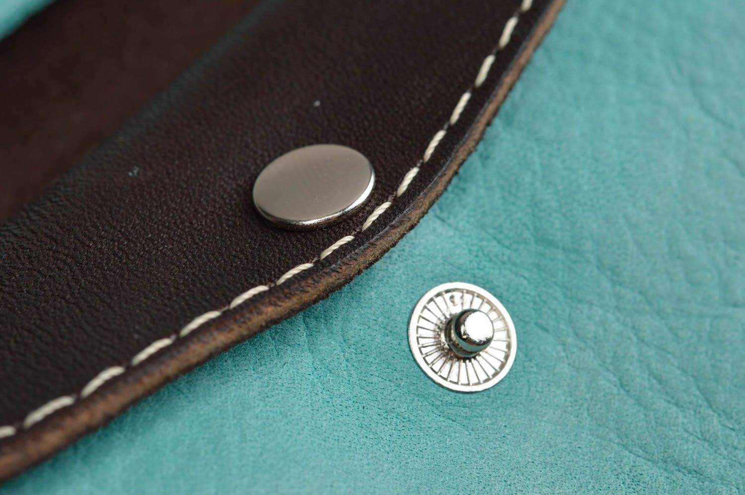 Кожаный кошелек прошитый вручную женский черно-мятный ручной работы авторский фото 5