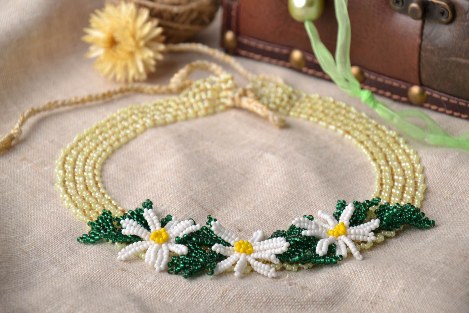 Beaded necklace with flowers photo 1