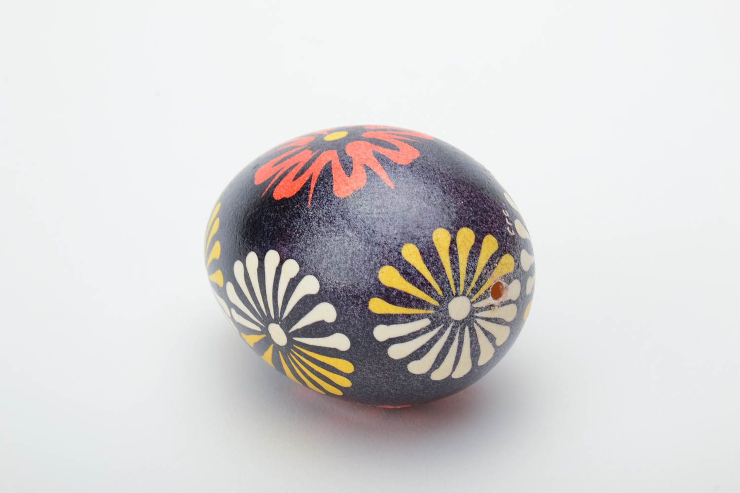 Huevo de Pascua pintado en la técnica de encerado artesanal negro con flores foto 4