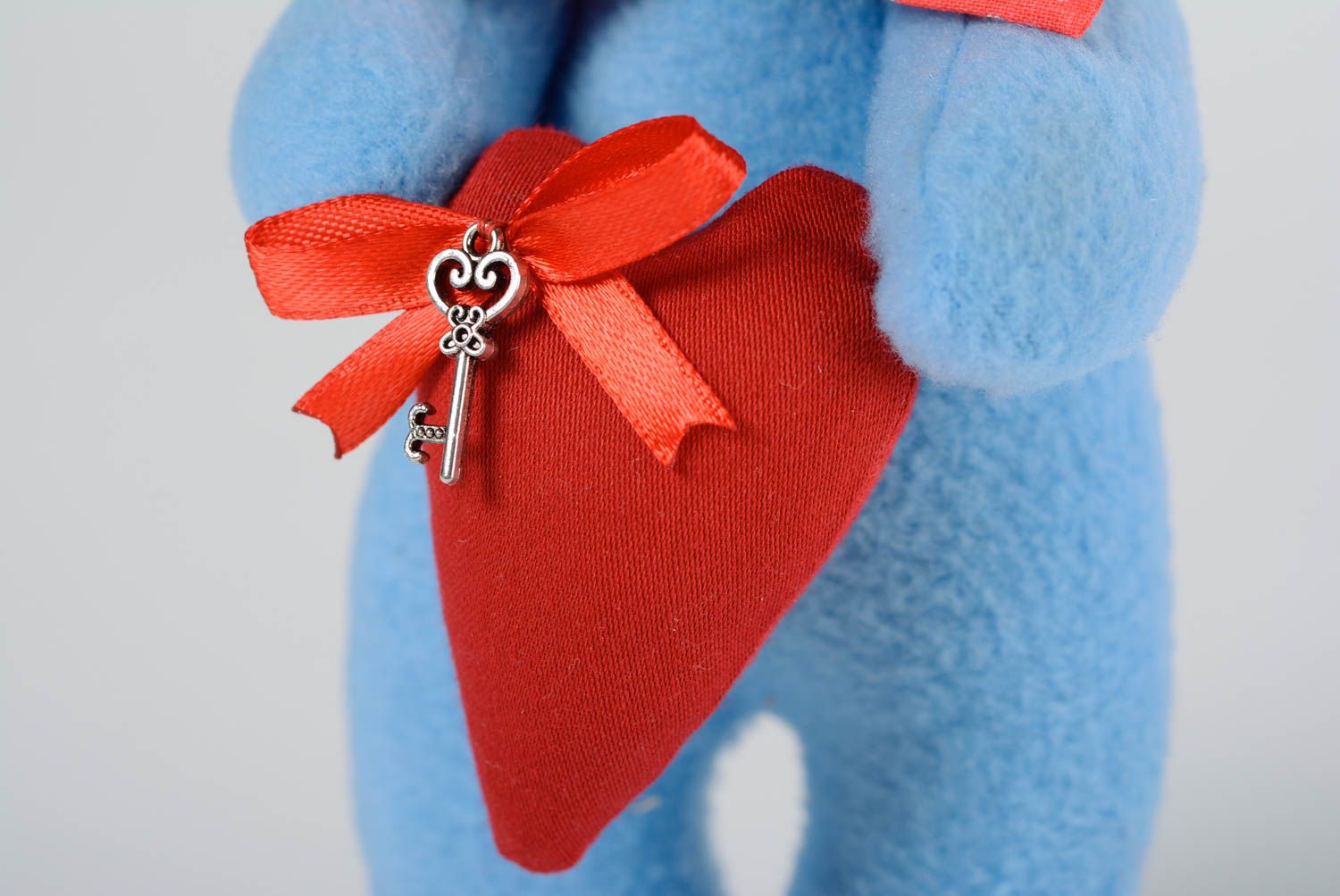 Текстильная игрушка зайчик ручной работы из флиса голубая красивая для ребенка фото 3