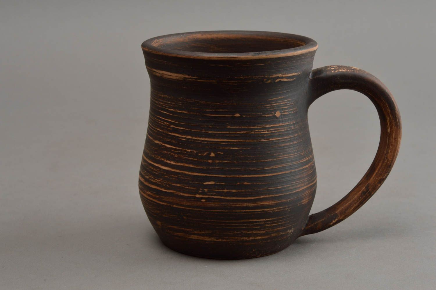 Глиняная чашка большая коричневая темная ручной работы объемом 500 мл фото 2
