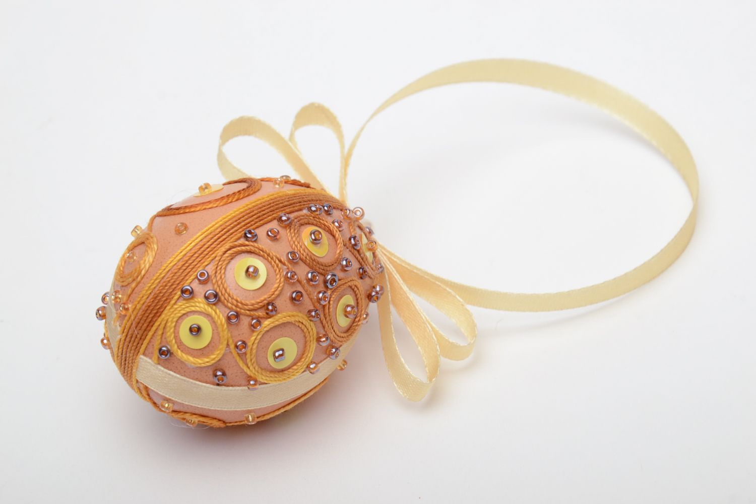 Œuf-écrit pyssanka jaune décoré de rubans et perles de rocaille photo 4