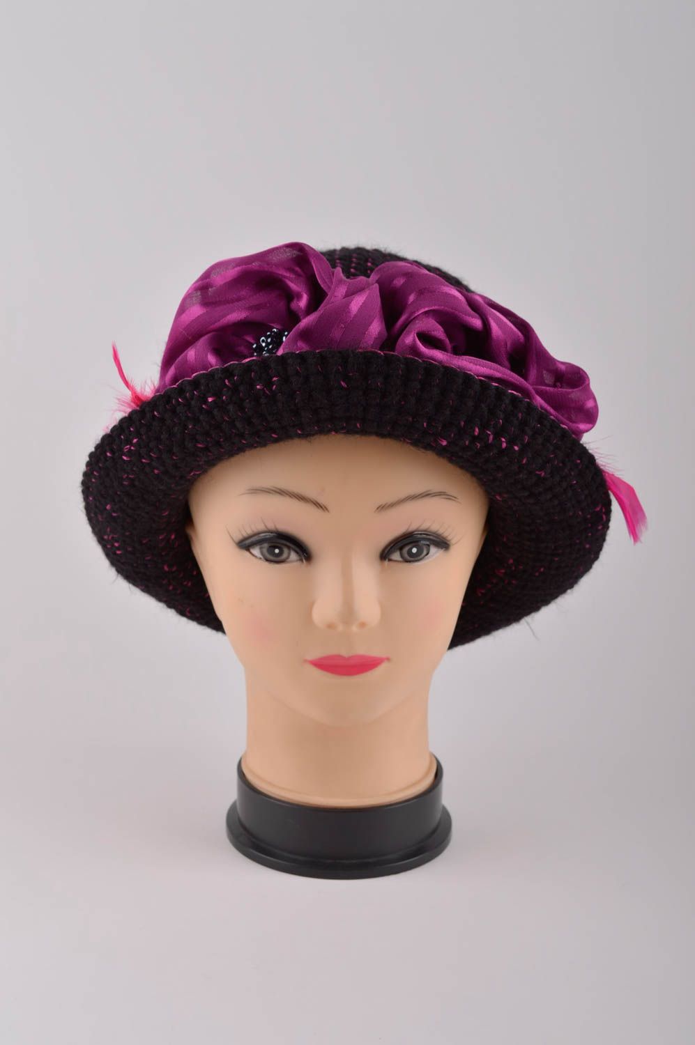 Женская шапка ручной работы головной убор зимняя шапка цвета фуксии с шелком фото 3