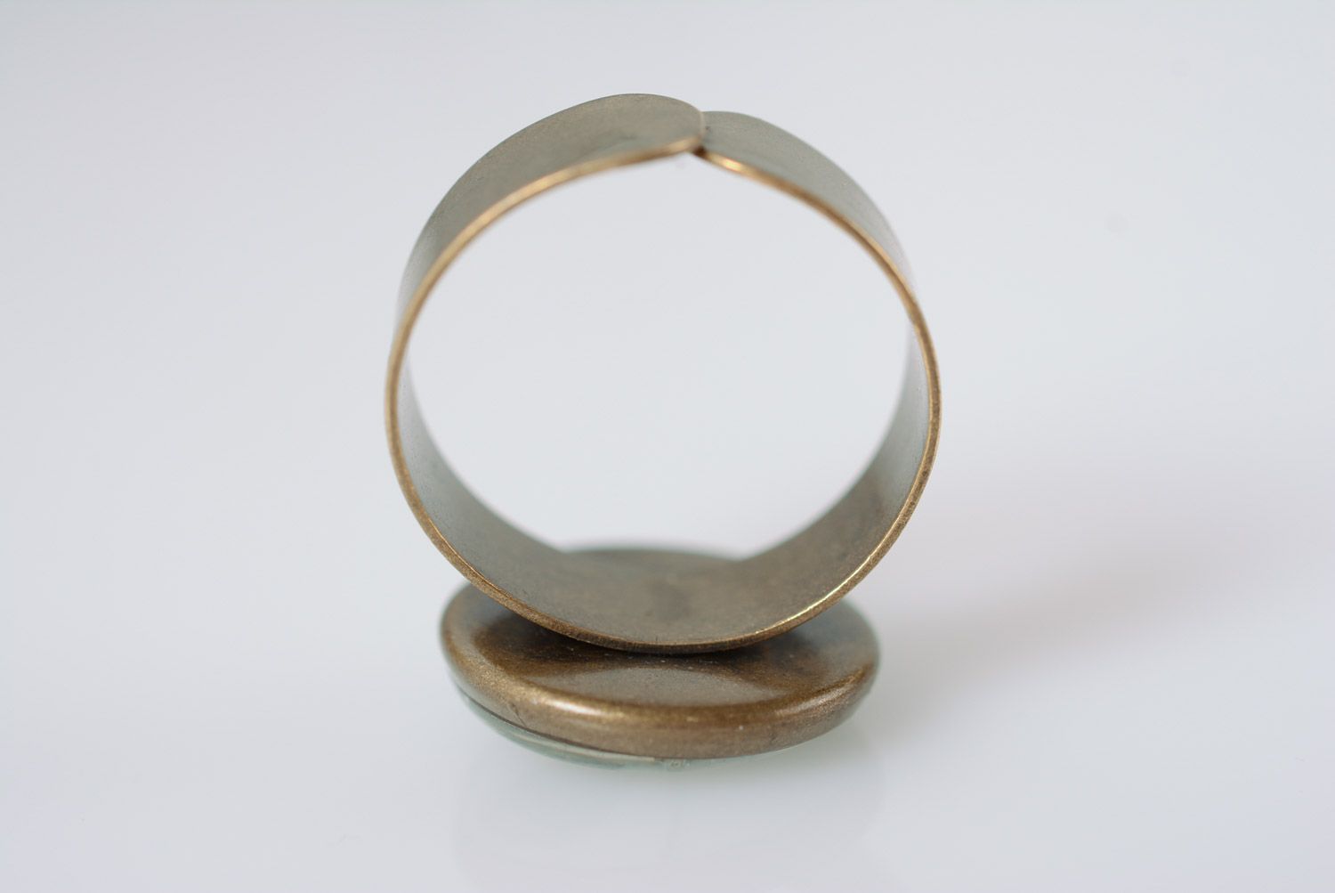Металлическое кольцо перстень с листиком клевера в эпоксидной смоле ручная работа фото 5