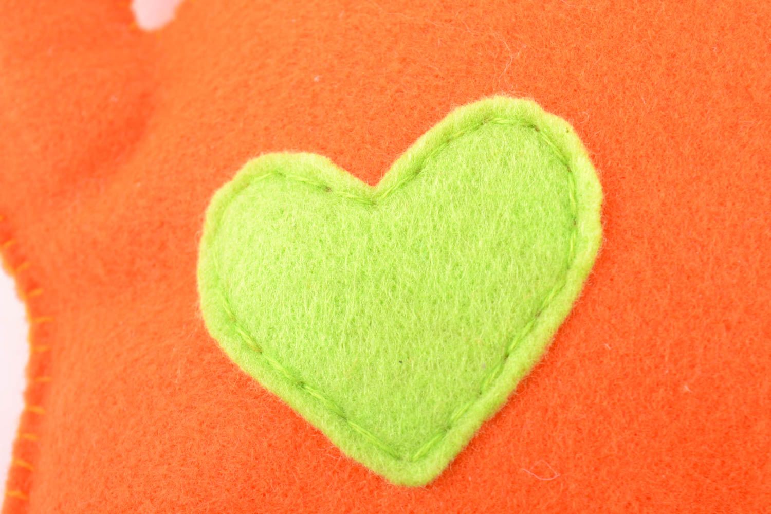 Оранжевая игрушка в виде кота ручной работы из фетра красивая оригинальная фото 4