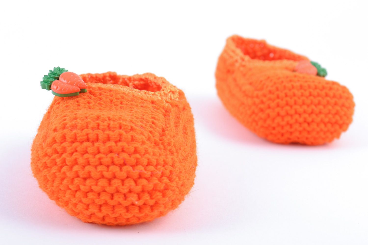 Orangefarbige handgemachte Babyschuhe aus Wolle für Mutter von kleinem Kind  foto 4