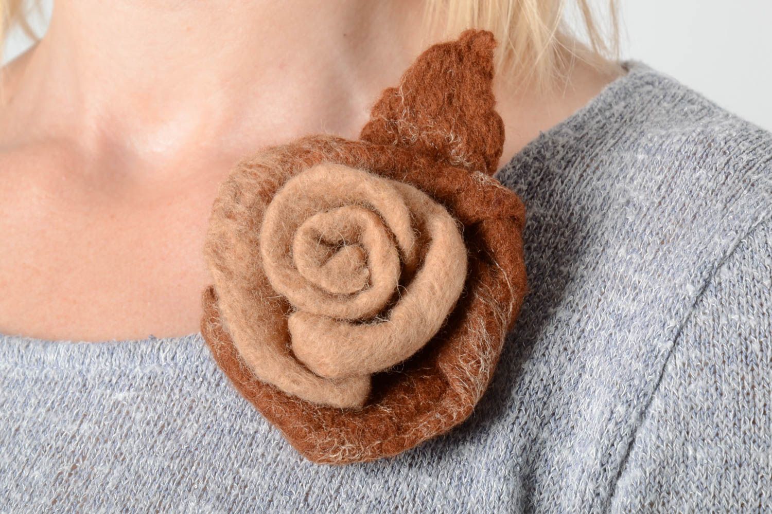 Braune Blume Brosche handgemachter Schmuck Accessoire für Frauen aus Wolle foto 2