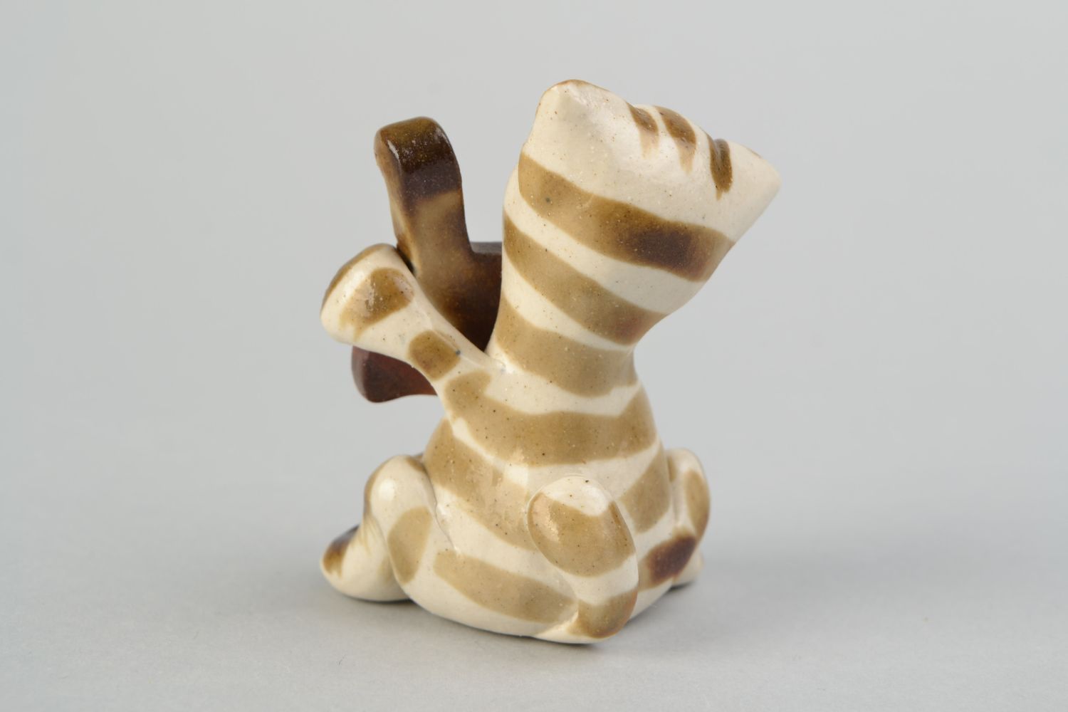 Figura cerámica artesanal de gato con violonhelo pintada en miniatura foto 5