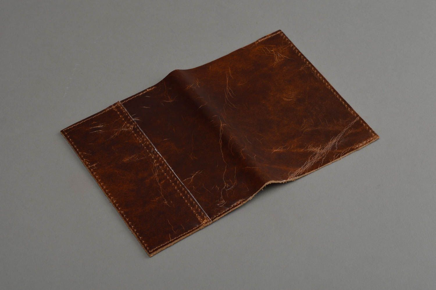 Protège-passeport en cuir naturel marron avec estampage fait main unisexe photo 3
