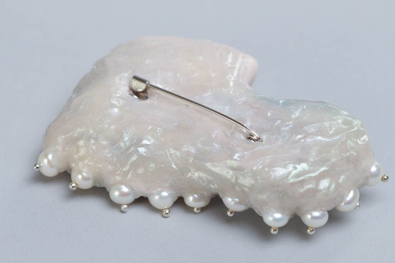 Handgemachte schöne Frauen Brosche aus Polymer Ton mit Perlen und Perlmutter  foto 3