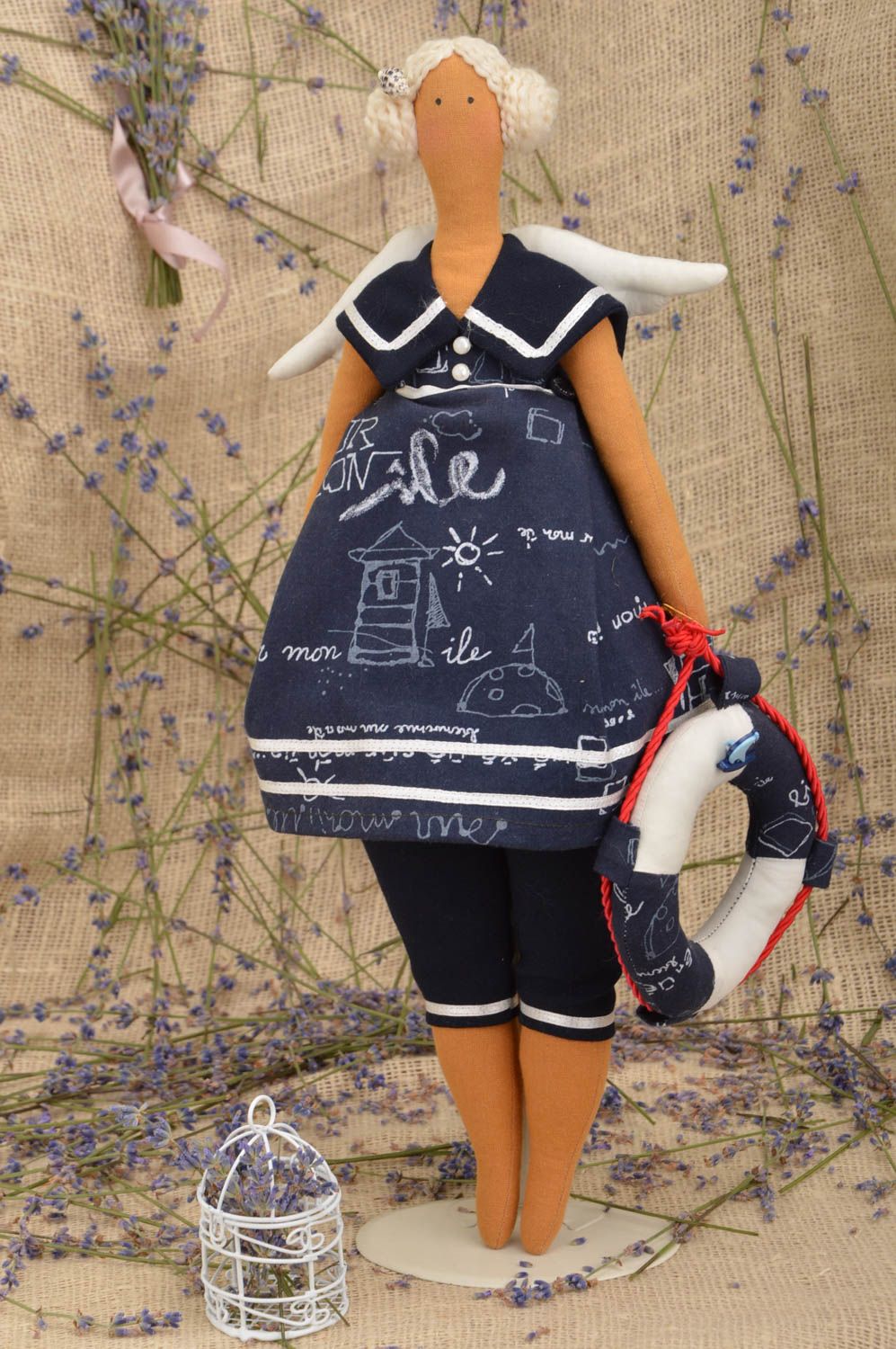 Poupée ange en tissu faite main en tricot et coton sur support décorative photo 1
