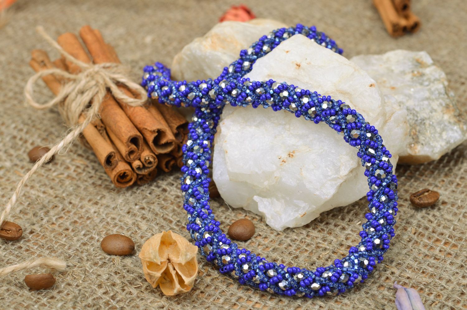 Collier fait main original en perles de rocailles design de couleur bleue photo 1