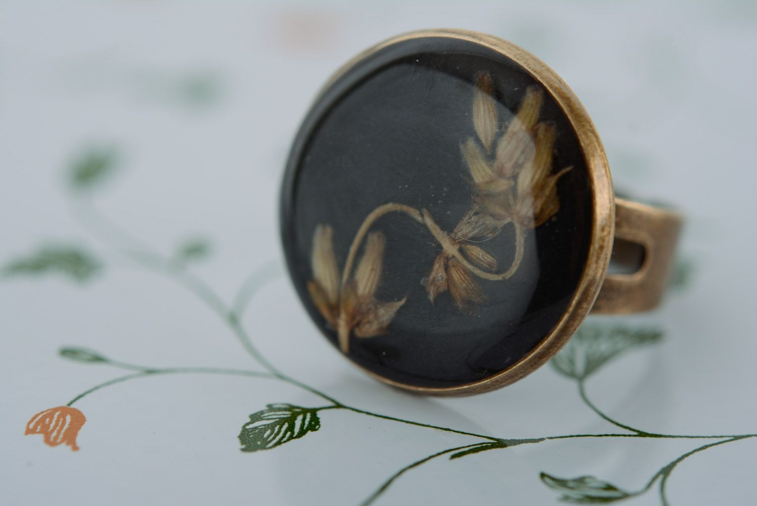 Schwarzer runder festlicher handgemachter Ring aus Epoxidharz mit Blume  foto 4