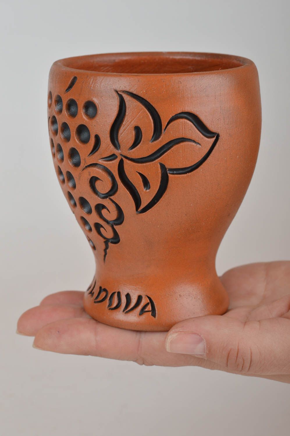 Vaso de chupito de arcilla artesanal bonito con ornamento original pequeño  foto 3