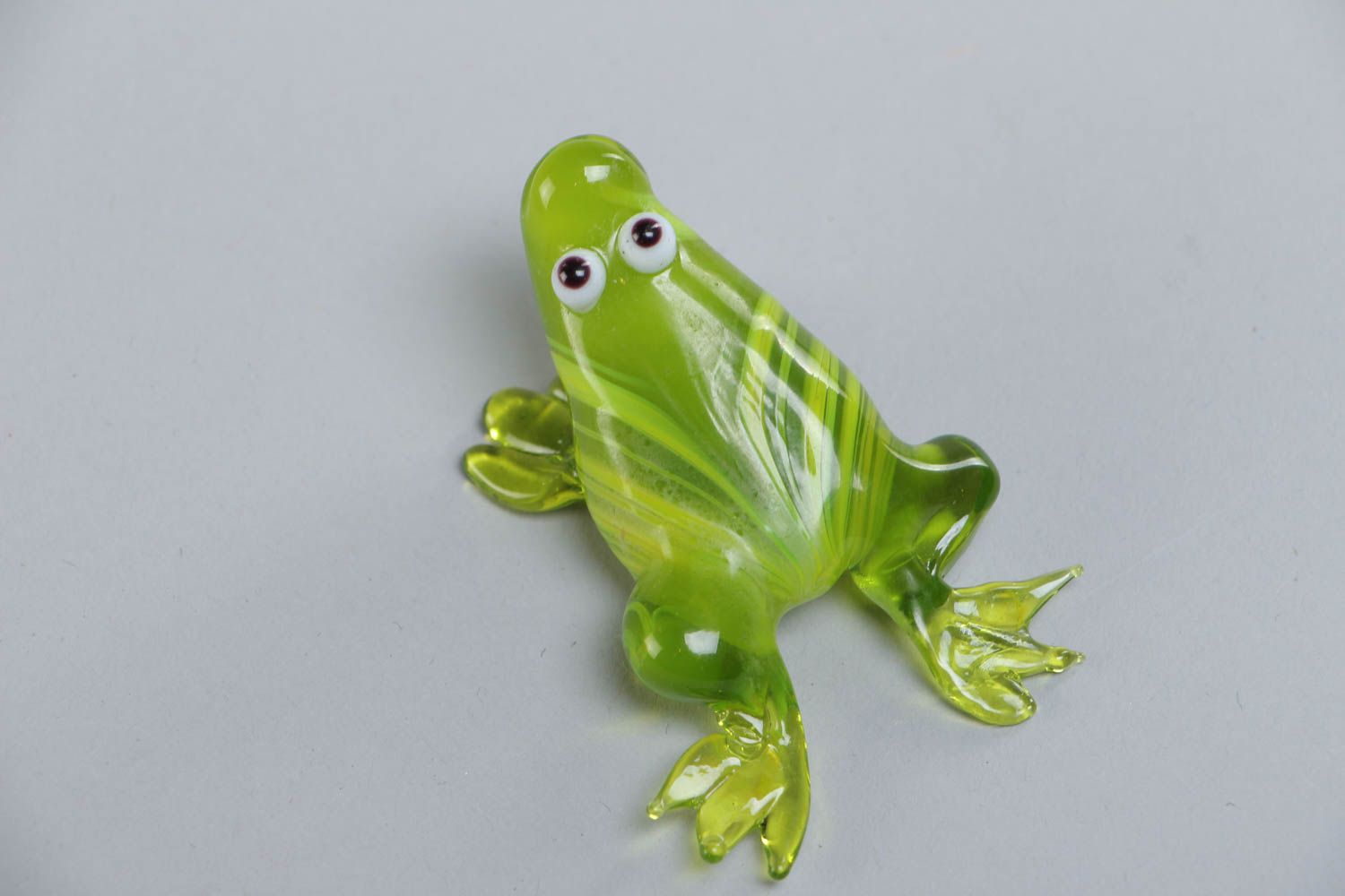 Салатовая фигурка лягушки из стекла в технике лэмпворк ручной работы красивая маленькая фото 4