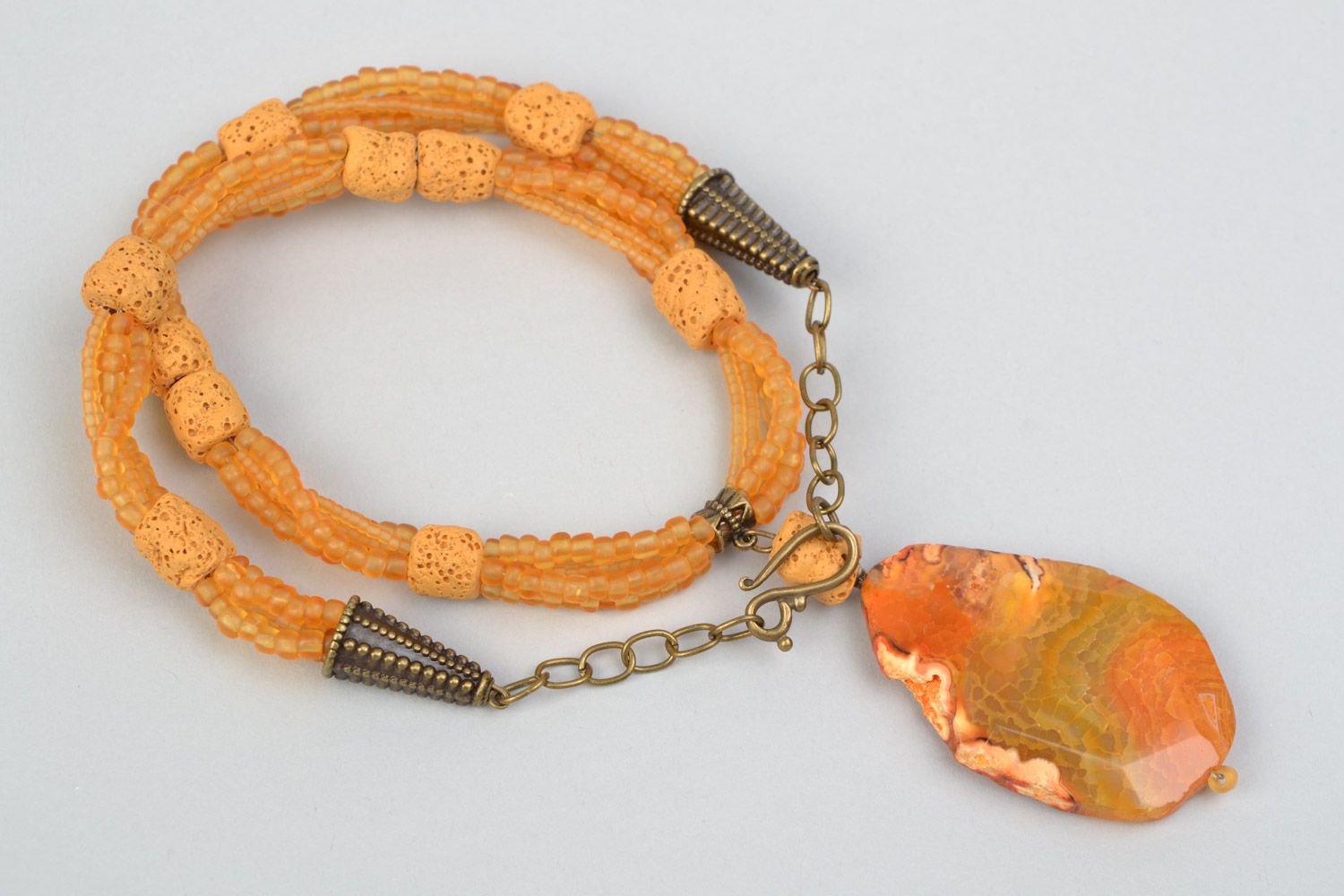 Желтое оригинальное ожерелье из вулканической лавы ручной работы массивное Река фото 4