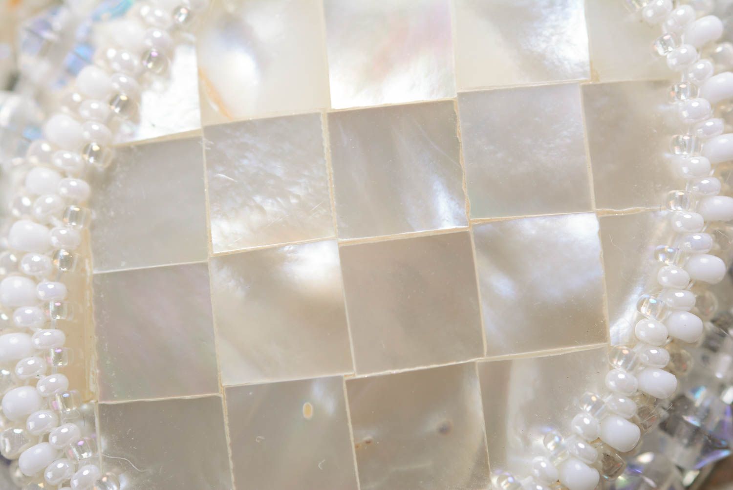 Pulsera de cuero bordada con abalorios perlas del río y nácar artesanal  foto 5