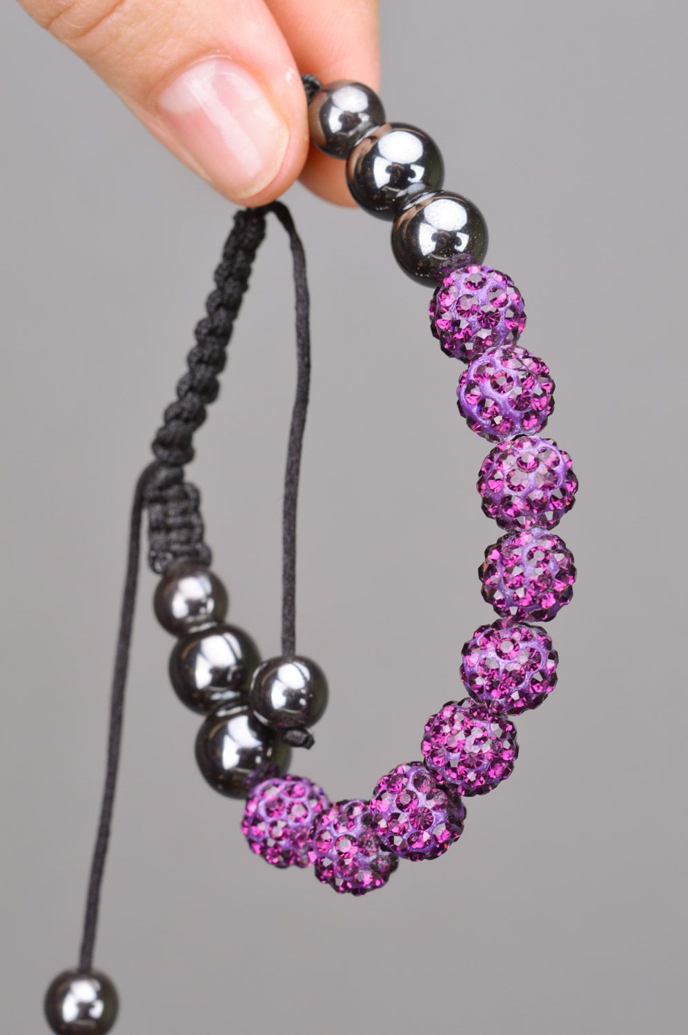 Плетеный браслет из бусин и нитки ручной работы на завязках фиолетовый с серым фото 3