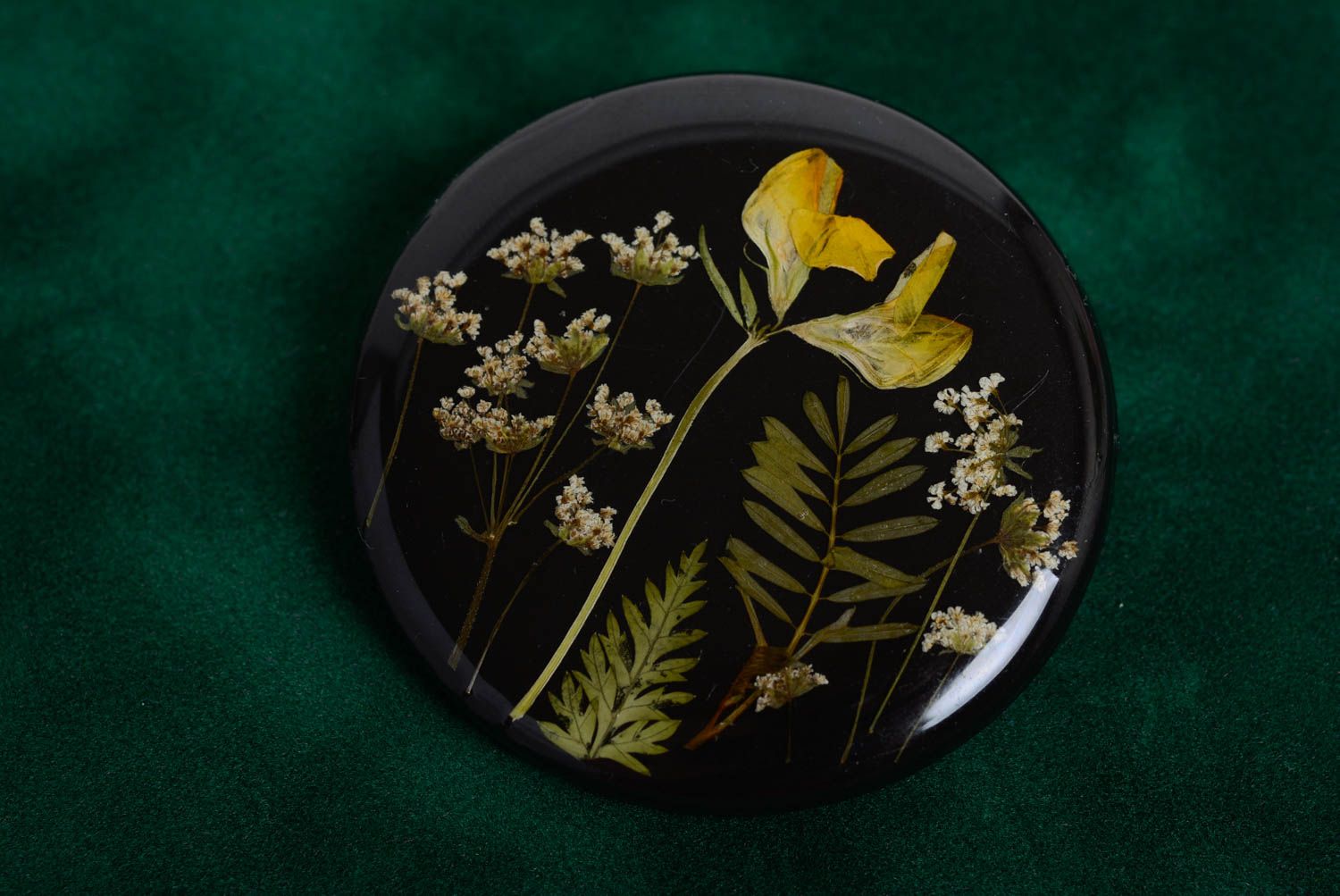Schwarze originelle runde Brosche mit Blumen Epoxidharz künstlerische Handarbeit foto 3
