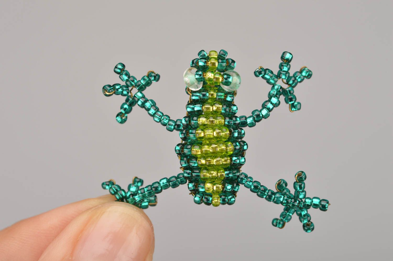 Handmade green beaded accessory brooch in shape of frog unusual cute jewelry photo 2