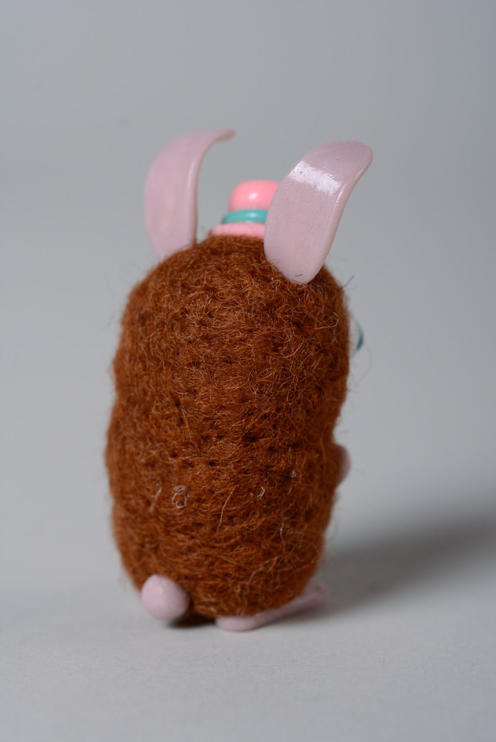 Миниатюрная валяная игрушка кролик из шерсти фото 3