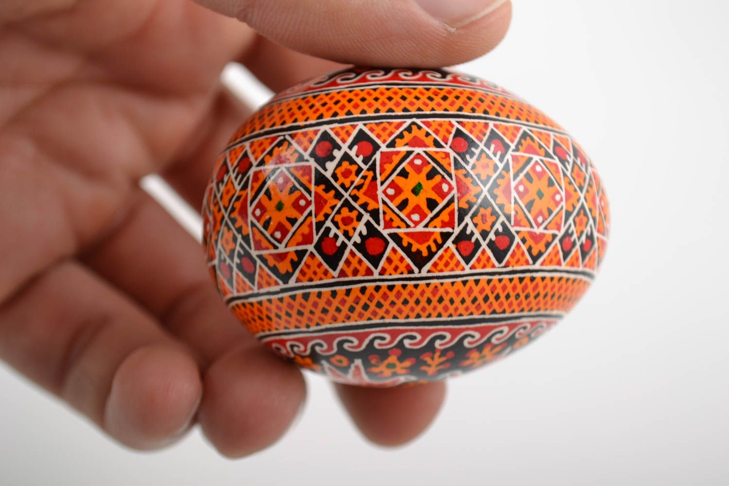 Huevo de Pascua de gallina artesanal pintado a mano con acrílicos con paloma y pez  foto 1
