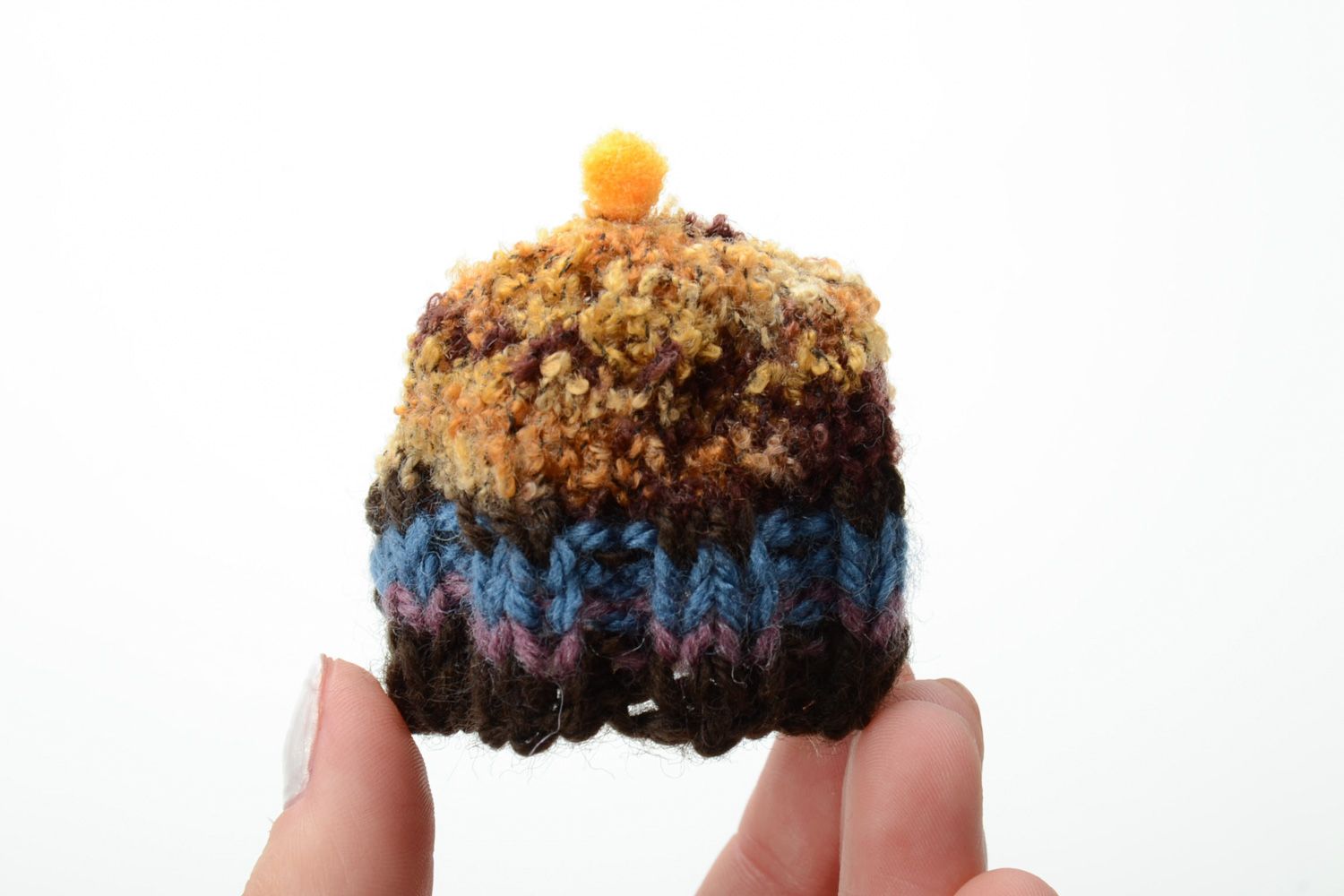 Bonnet pour oeuf de Pâques tricoté avec des aiguilles fait main décor original photo 5