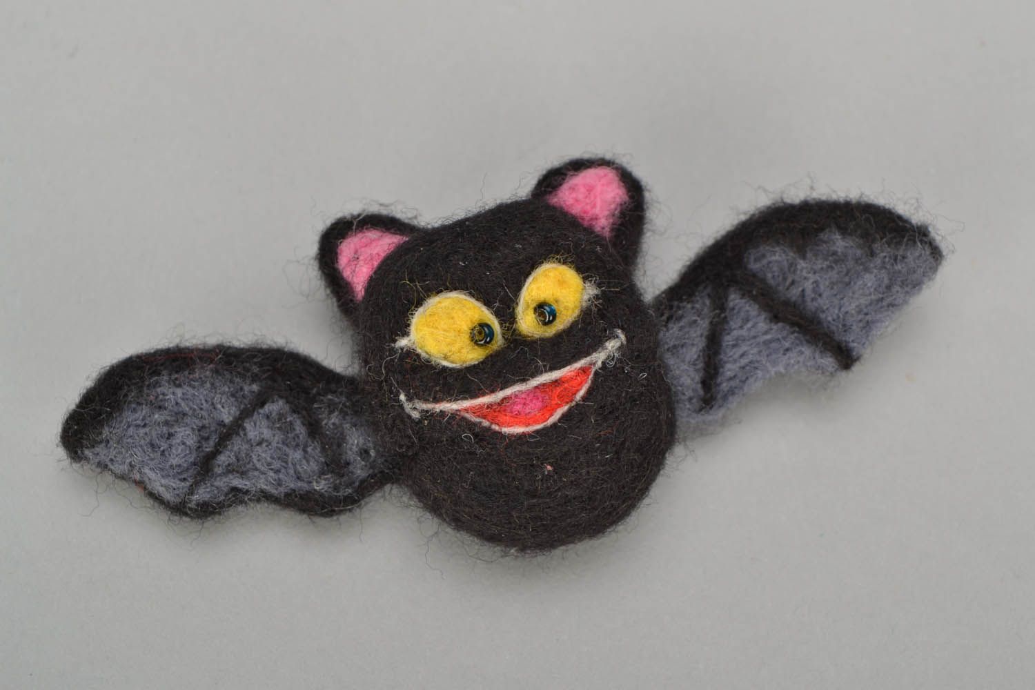 Broche artesanal feito de lã na técnica de feltragem Morcego foto 1