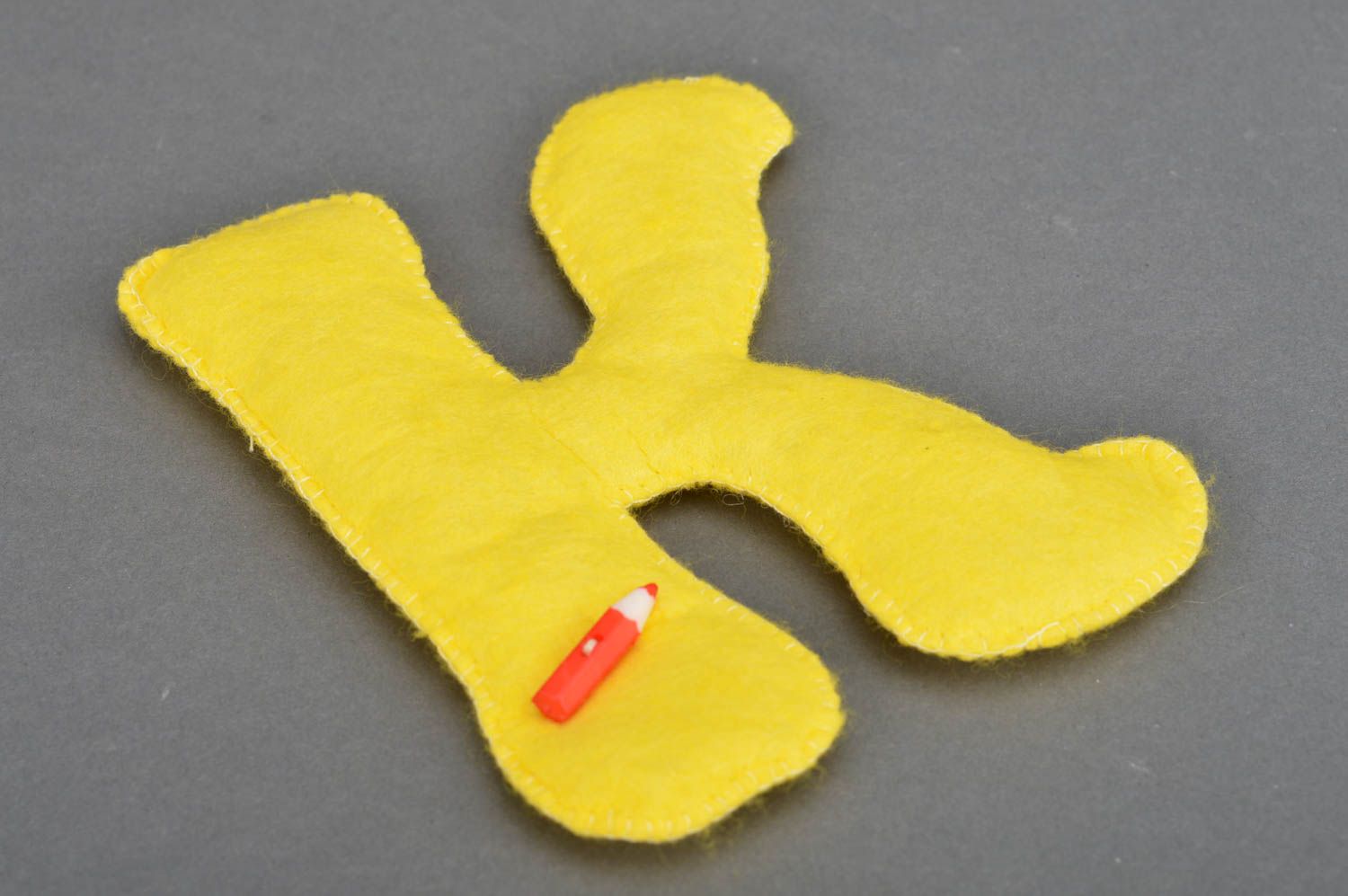 Deko Buchstabe aus Filz handmade gelb weich klein für Spiele oder Haus Dekor foto 2