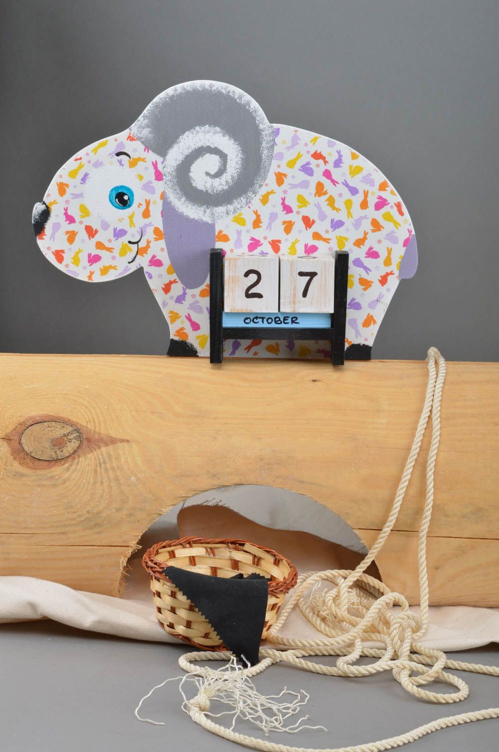 Greller Holz Tischkalender für Kinder in Form von Schaf mit Hasen handmade  foto 1