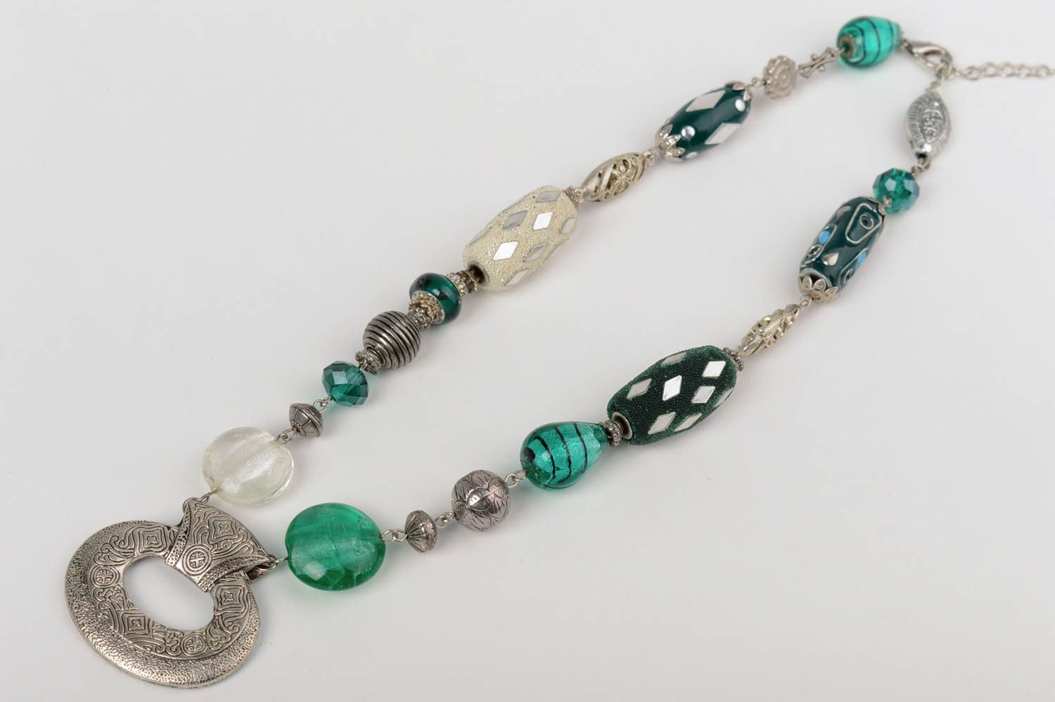 Massive handmade Halskette aus Glas und Kristall mit Metallfurnitur für Damen  foto 5