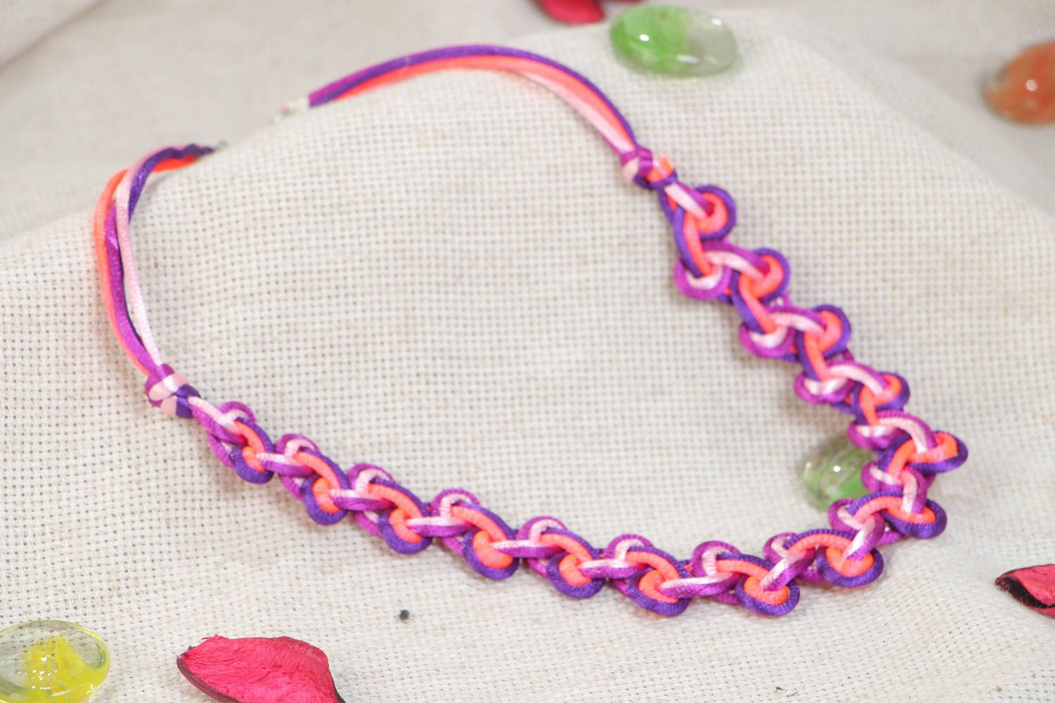Traumhaftes lila Collier aus Textil Schnüren handmade grell für Sommer für Frauen foto 1
