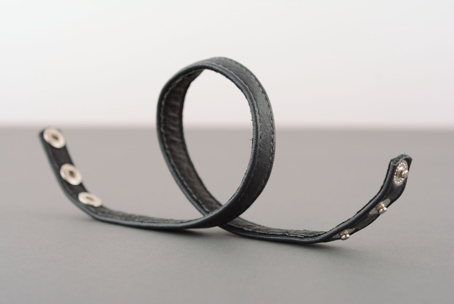 Bracelet en cuir noir fait main photo 3