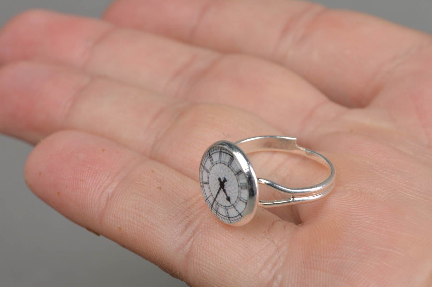 Künstlerischer runder Ring mit Epoxidharz Uhr schön regulierbare Größe handmade foto 4