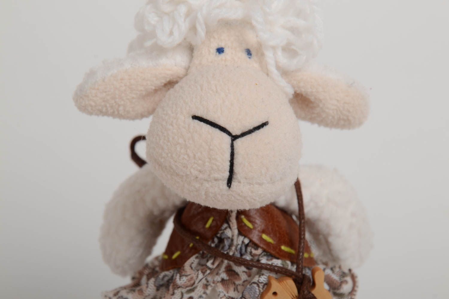 Designer handmade Kuscheltier Schaf aus Stoff für Kinder und Dekor foto 4