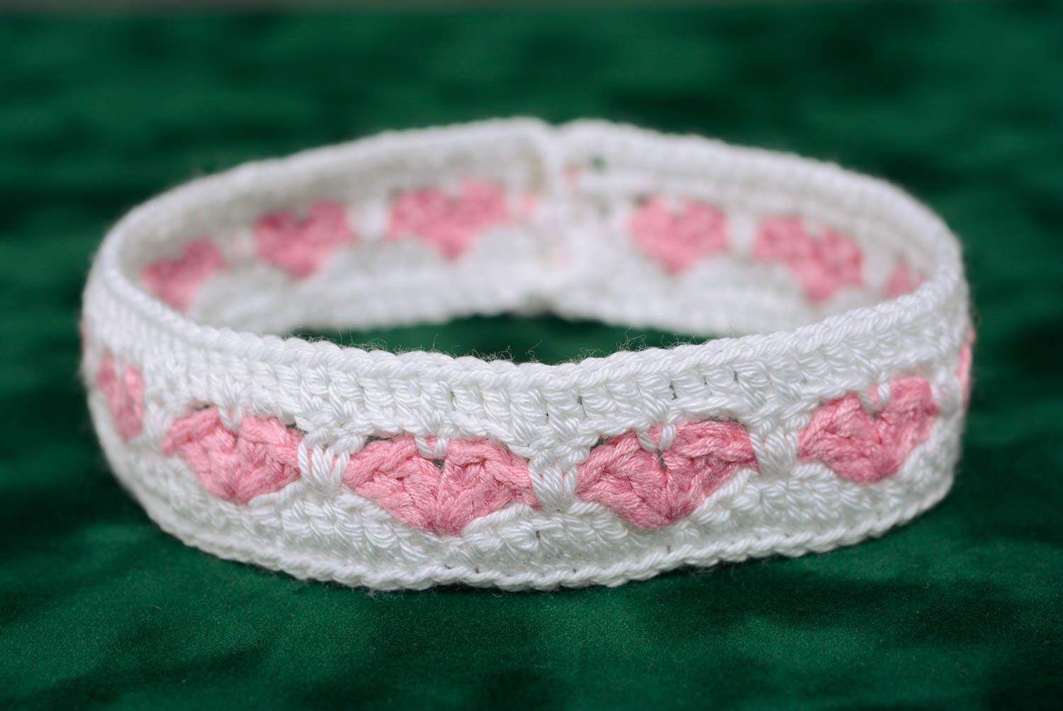 Bandeau tricoté pour enfant avec des aiguilles blanc-rose fait main fin photo 1