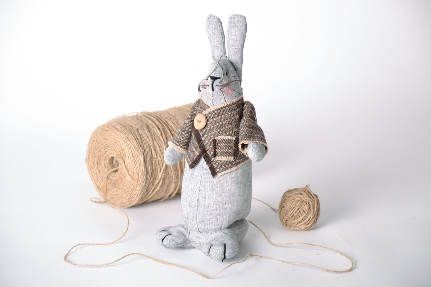 Текстильная игрушка в виде зайца фото 1