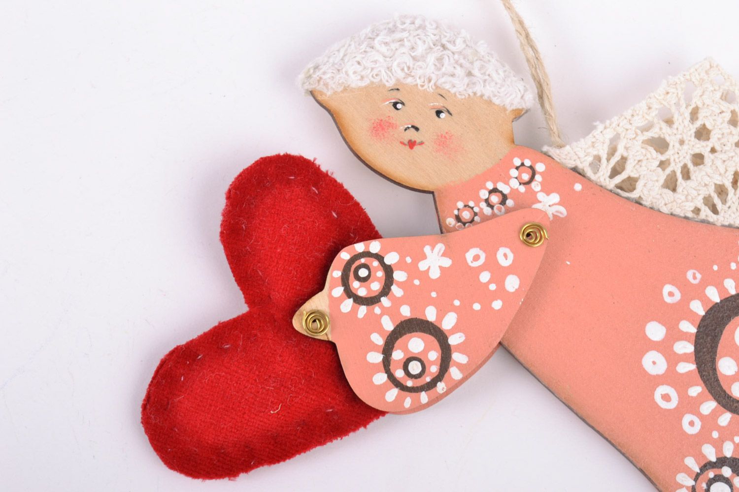 Suspension décorative en bois peinte faite main Ange de Noël avec coeur textile photo 4