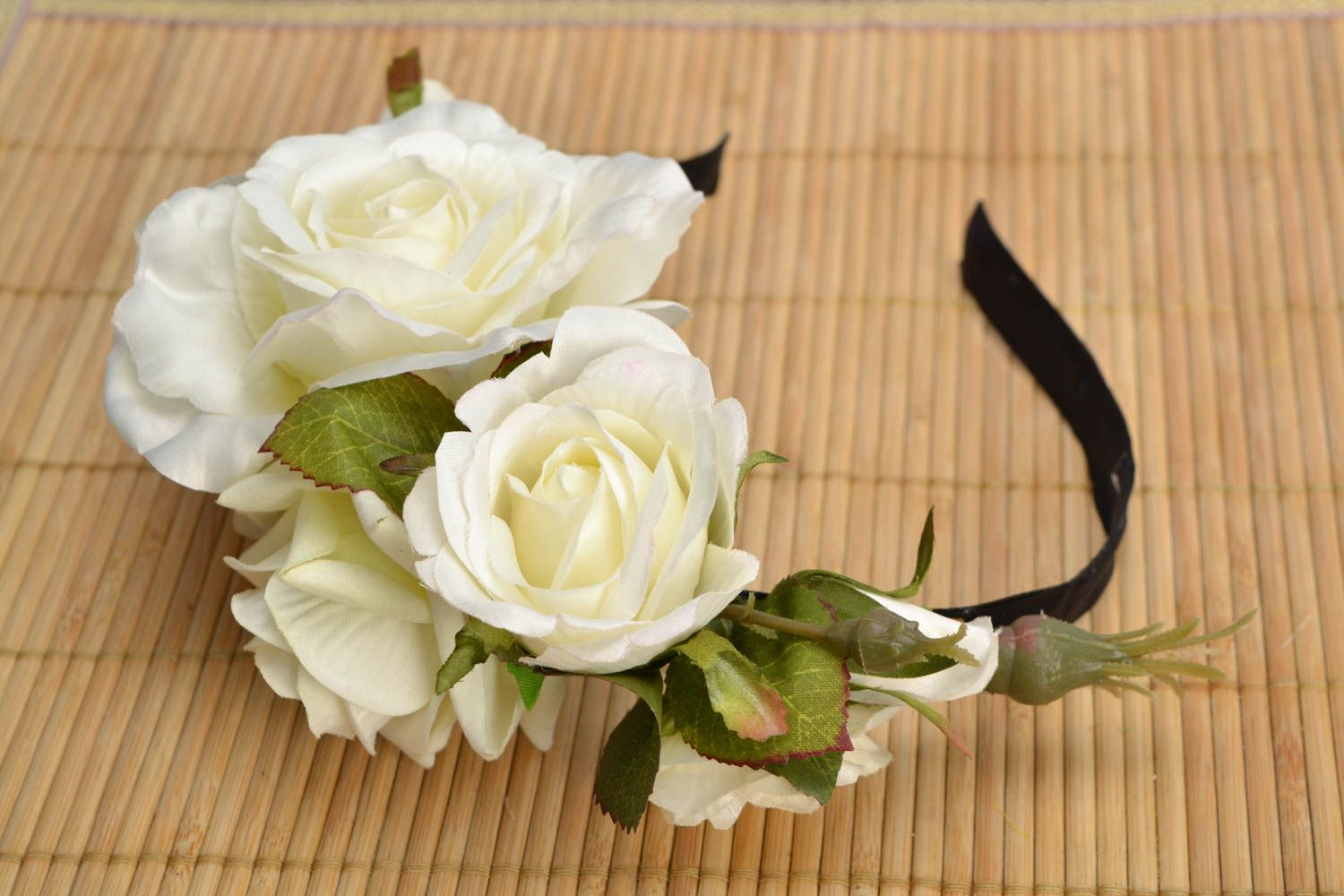 Serre-tête à cheveux en foamiran et velours fait main Roses blanches originales photo 1