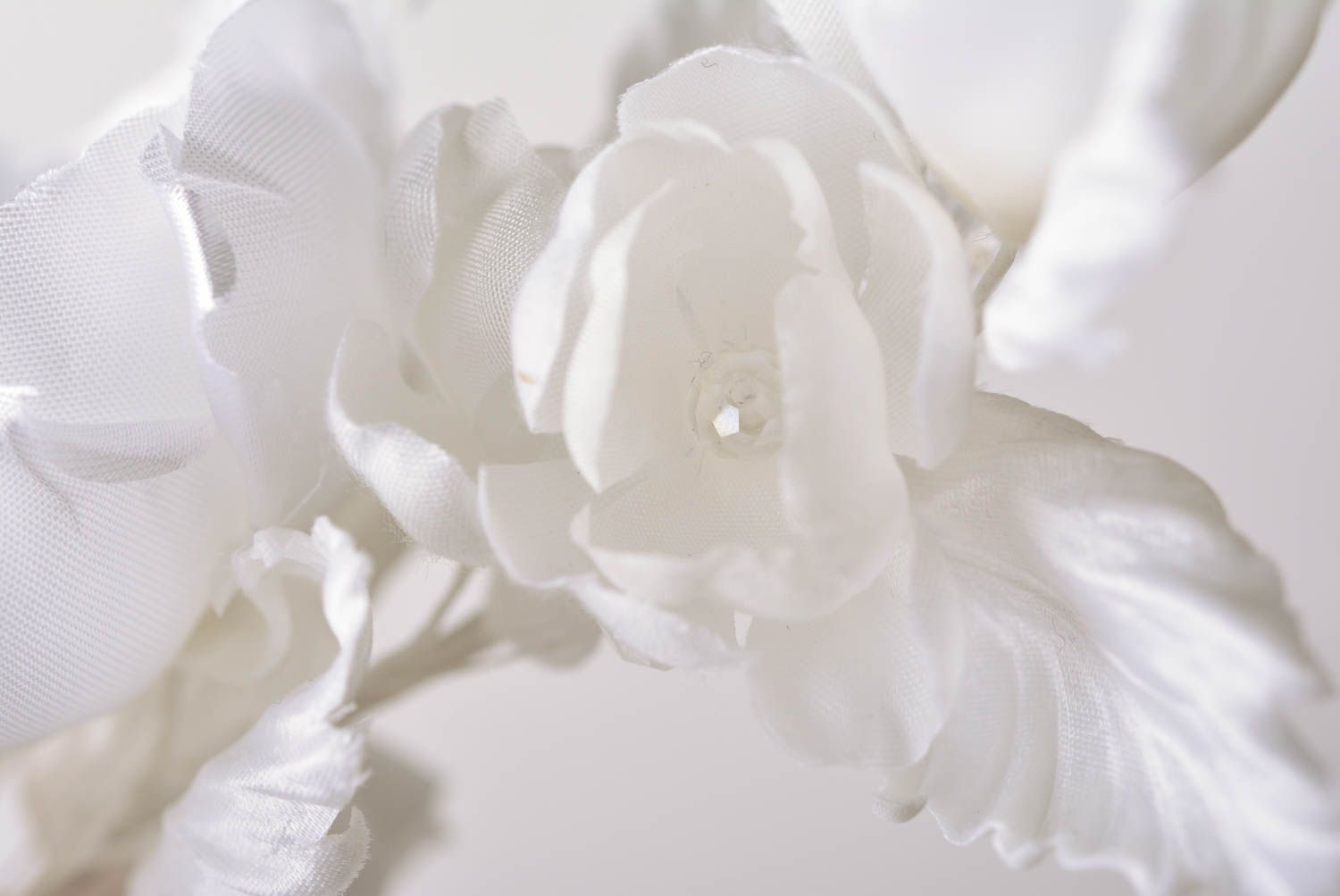 Белые цветы из шелка с бусинами ручной работы оригинальные для декора розы фото 4