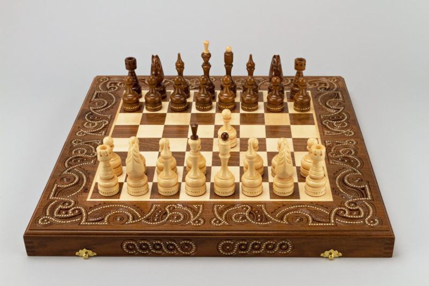 Настольная игра в шахматы фото 1