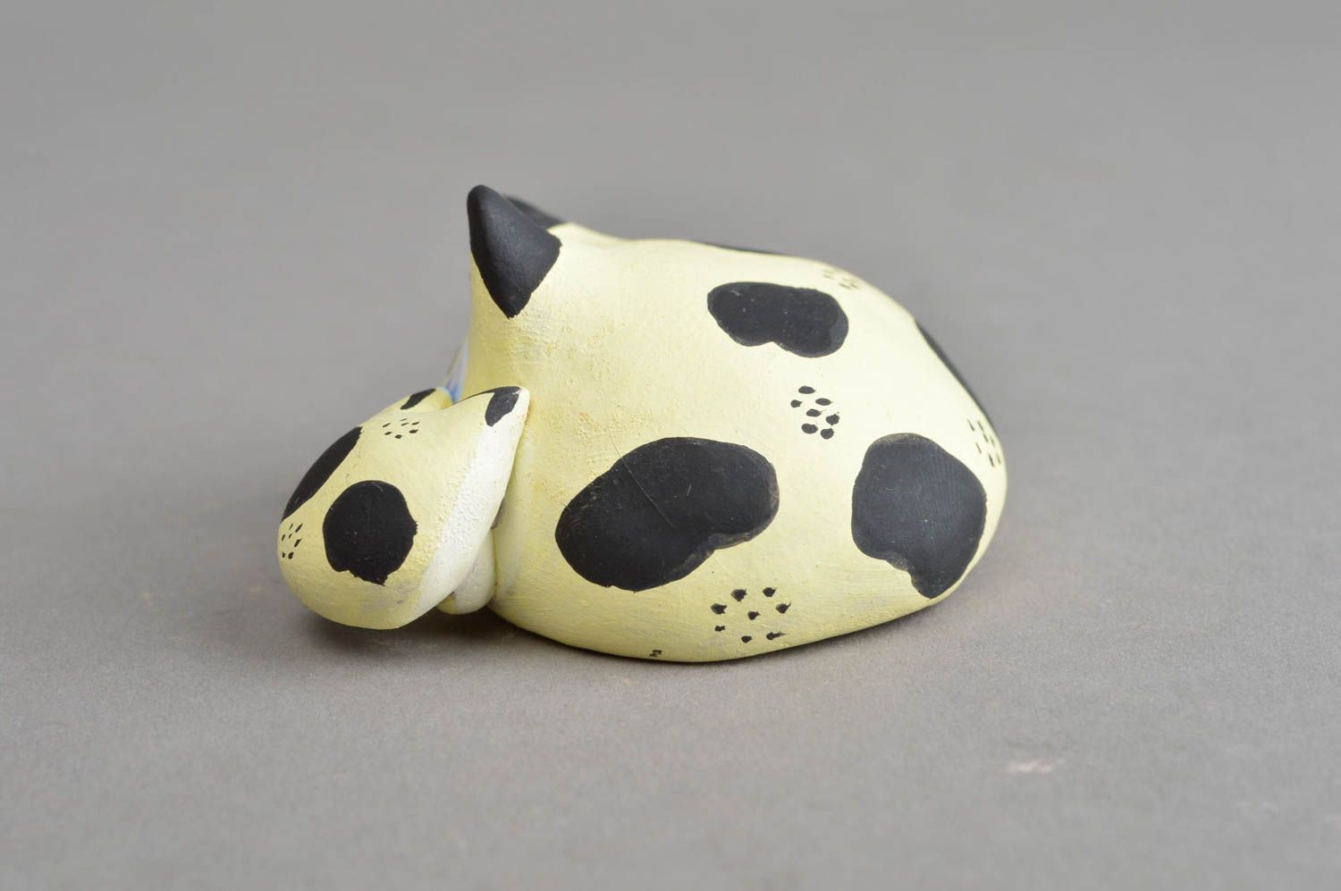 Керамическая статуэтка ручной работы из глины мама кошка и котенок желтая фото 4
