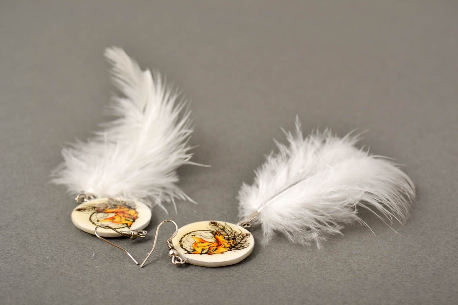 Модные серьги украшение ручной работы серьги из полимерной глины с перьями фото 4