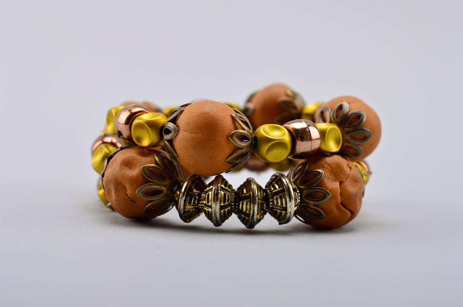 Bracelet design Bijou fait main marron clair en pâte polymère Cadeau femme photo 4