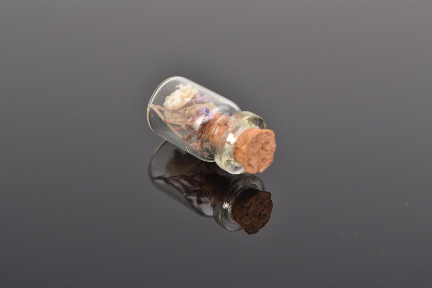 Handmade neck pendant in the shape of glass flask with gypsophila and kermek inside photo 4