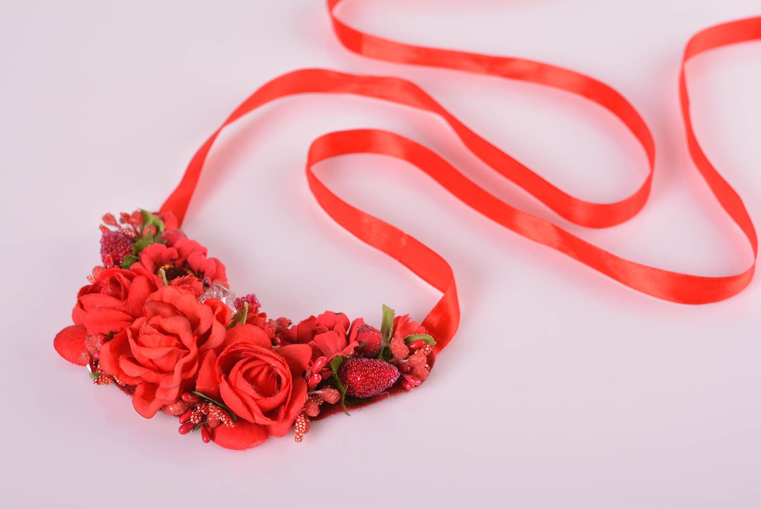 Бусы ручной бусы из ткан дизайнерское украшение с красными цветами крупное фото 2