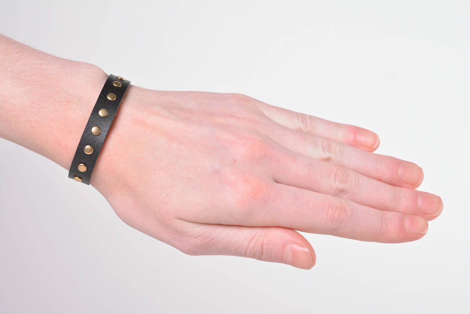 Bracelet cuir Bijou fait main noir avec éléments métalliques Accessoire design photo 2