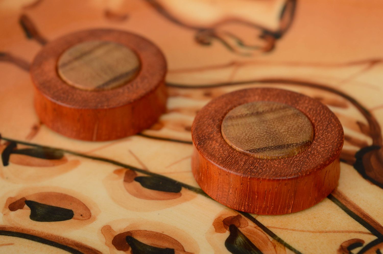 Piercings plugs en bois de padouk originaux photo 4