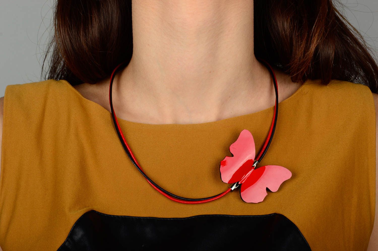 Collier rouge Accessoire en cuir fait main avec papillon Cadeau femme original photo 2